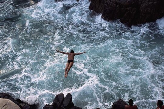 3-hour Iconic High Cliff Divers Shows & Flea Market Shopping Time