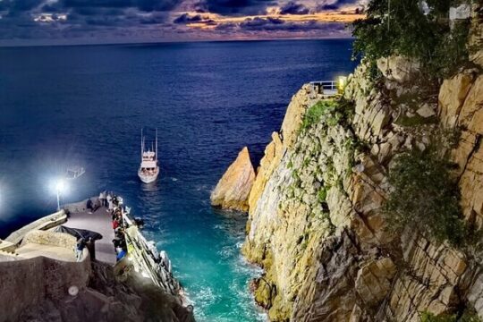Acapulco Shore Excursion: Cliff Divers at Night